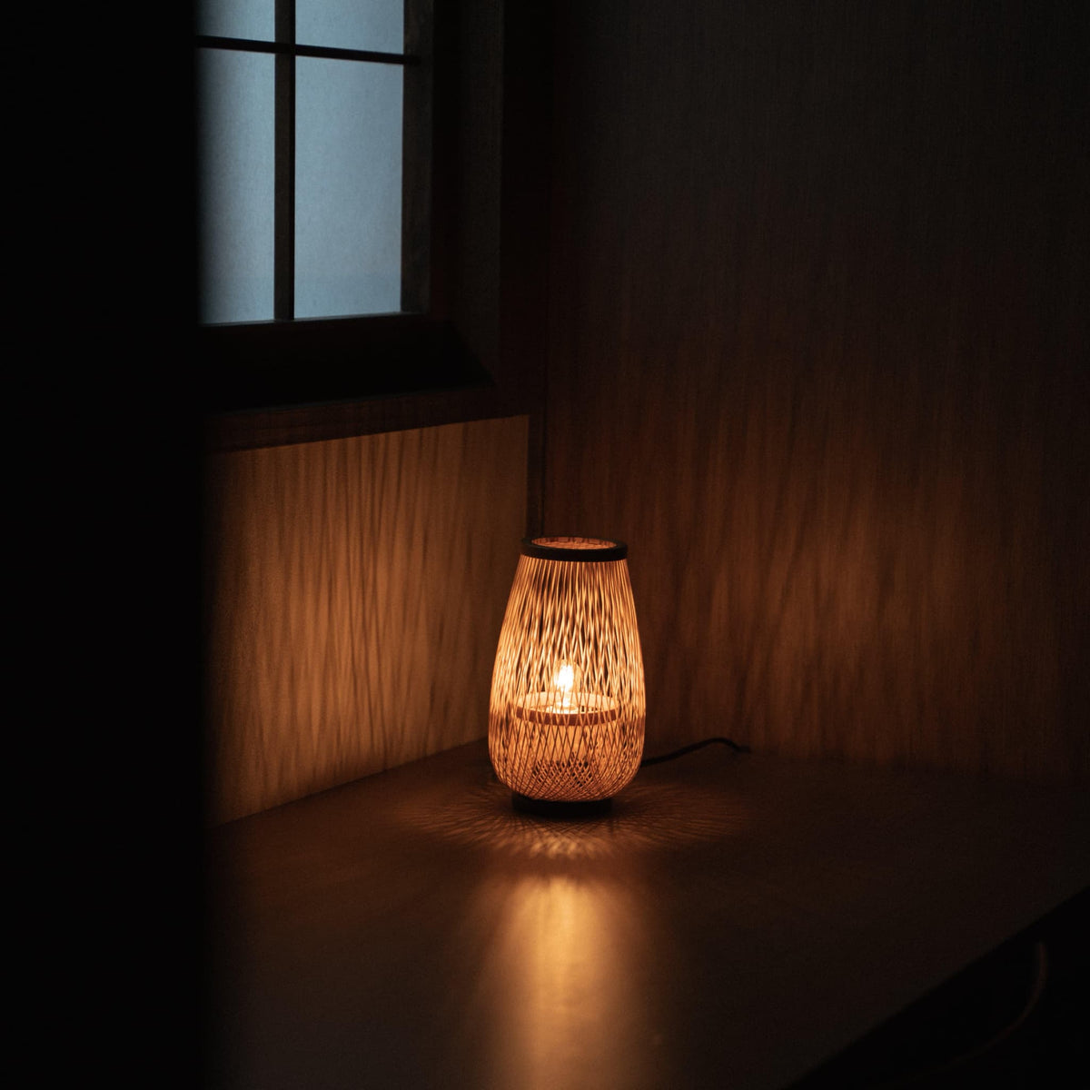 Japanische Bambustischlampe auf einem Tisch in einem japanischen Schlafzimmer