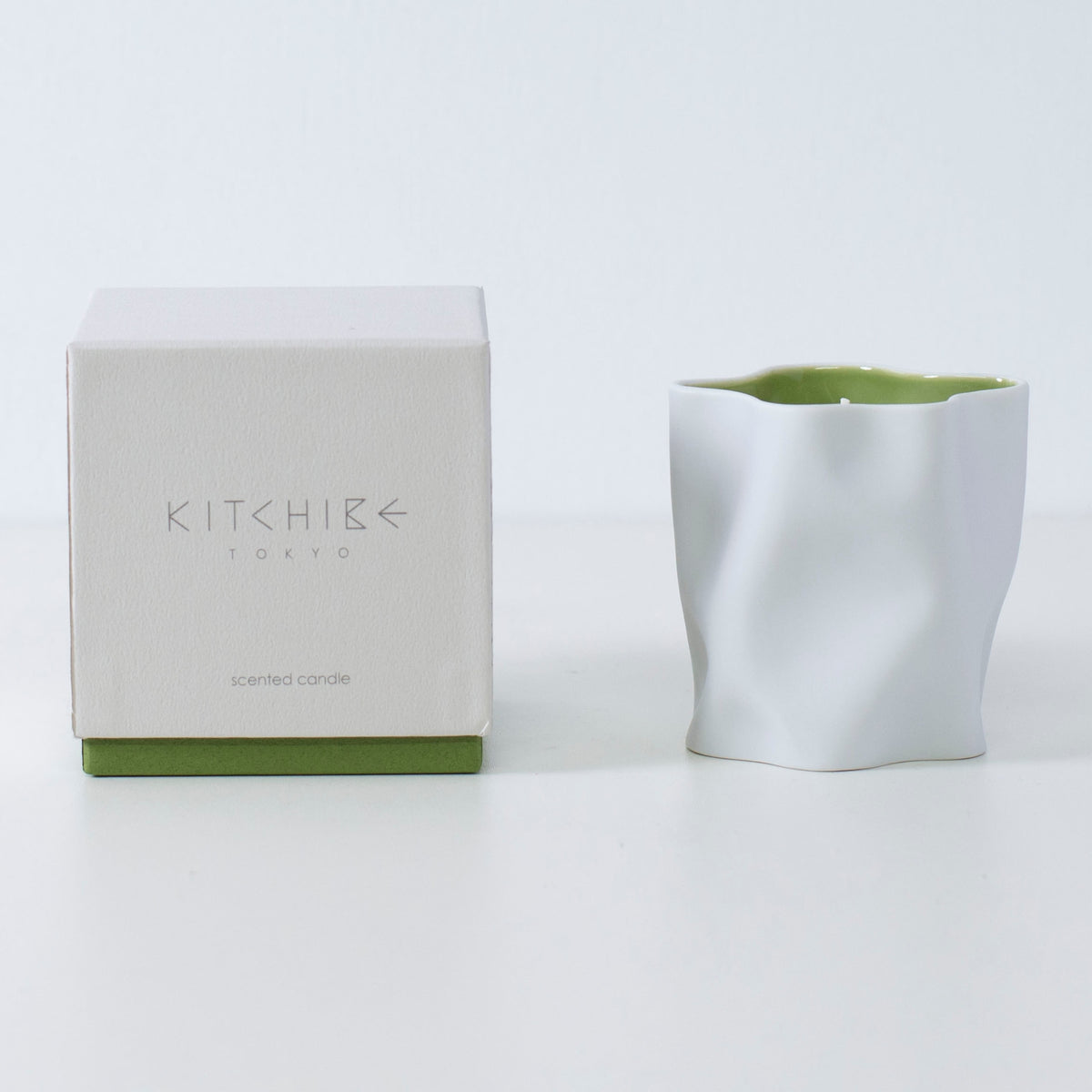 Japansk lys MATCHA med grøn te, jasmin og japansk røgelse i hvid Seto porcelæns holder