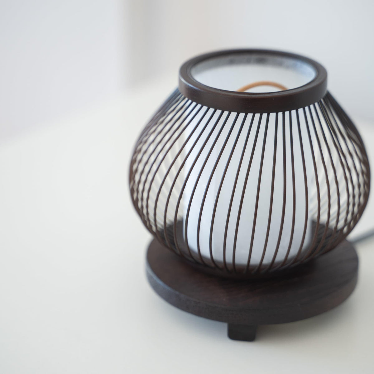 "Une lampe de table japonaise en bambou pour chambre à coucher"
