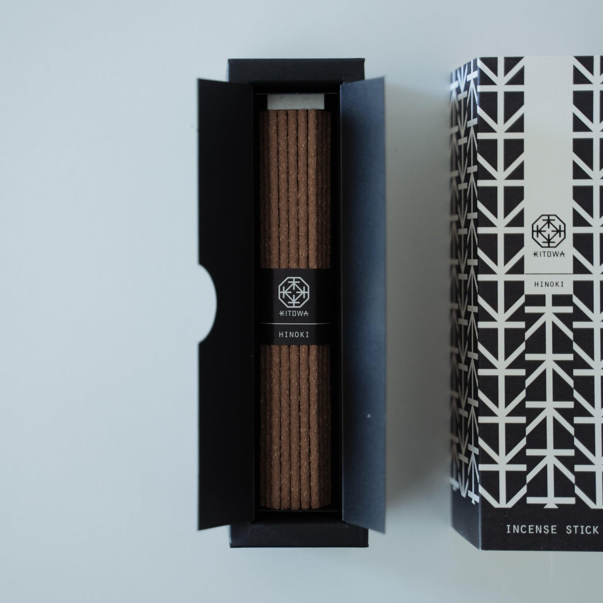 Eine Packung duftender Hinoki-Holz-Räucherstäbchen in minimalistischem Design.