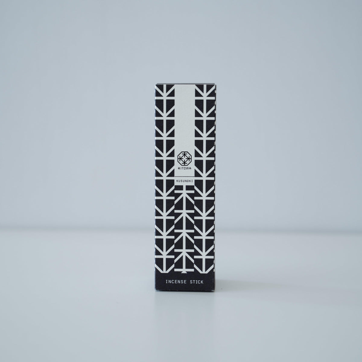 pakke duftende Kusunoki-træ røgelsespinde i et minimalistisk design.