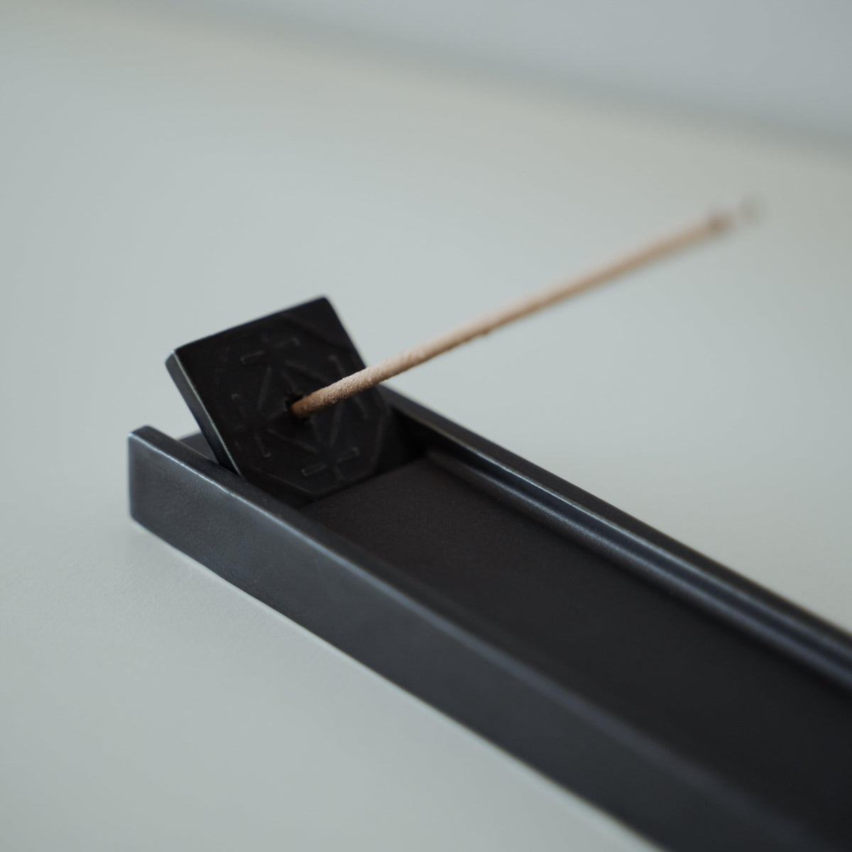 Un porte-encens en porcelaine d'Arita avec un bâtonnet d'encens en bois de cyprès hinoki.