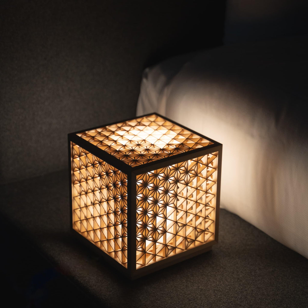 Lampe Kumiko Japonaise, Kumiko, Lumière Kumiko, Luminaire Japonais, Éclairage Style Japonais, Lampe sur Pied, Lampadaire, Bois Naturel, Cèdre Japonais.
