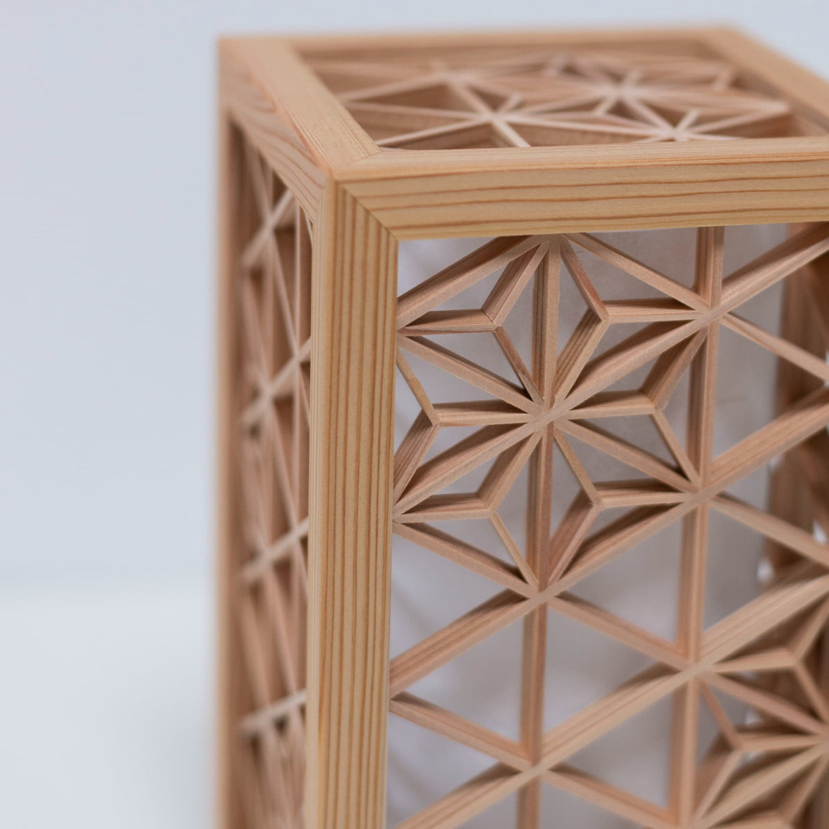 Motif Asanoha réalisé avec la technique Kumiko, un savoir-faire japonais vieux de plus de 1 400 ans.