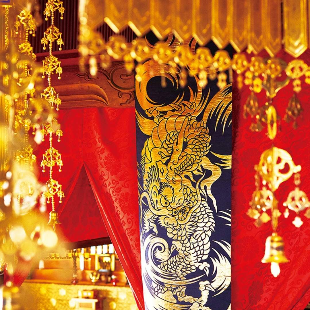 Golden dragon kinran fabric by Sakae Kinran, displayed in temple