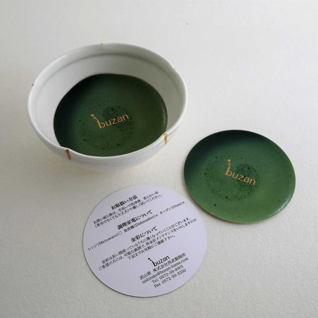 A handcrafted Japanese matcha bowl “Waraku” by Buzan Kiln, made in Mino Ware style, featuring a smooth white glaze and elegant golden rim, perfect for tea ceremony.