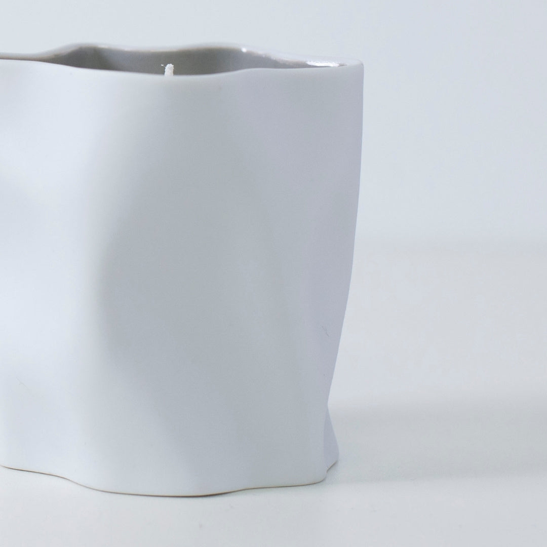 KARESANSUI scented candle evokes Japanese dry garden with incense, sandalwood, and calm grey hue