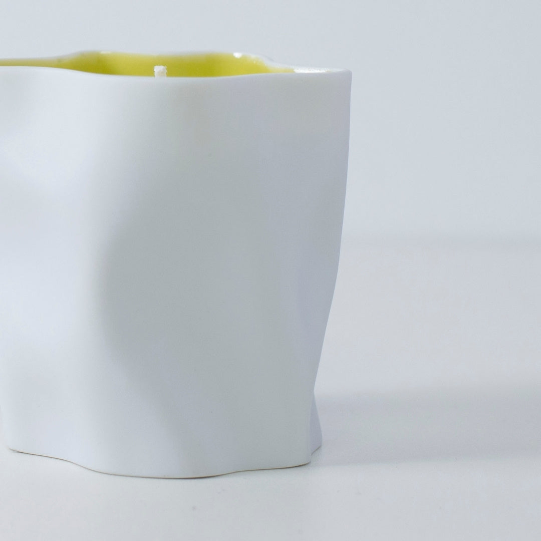 YUZU duftlys i gult porcelæn, inspireret af citrus høst og japansk røgelses ro