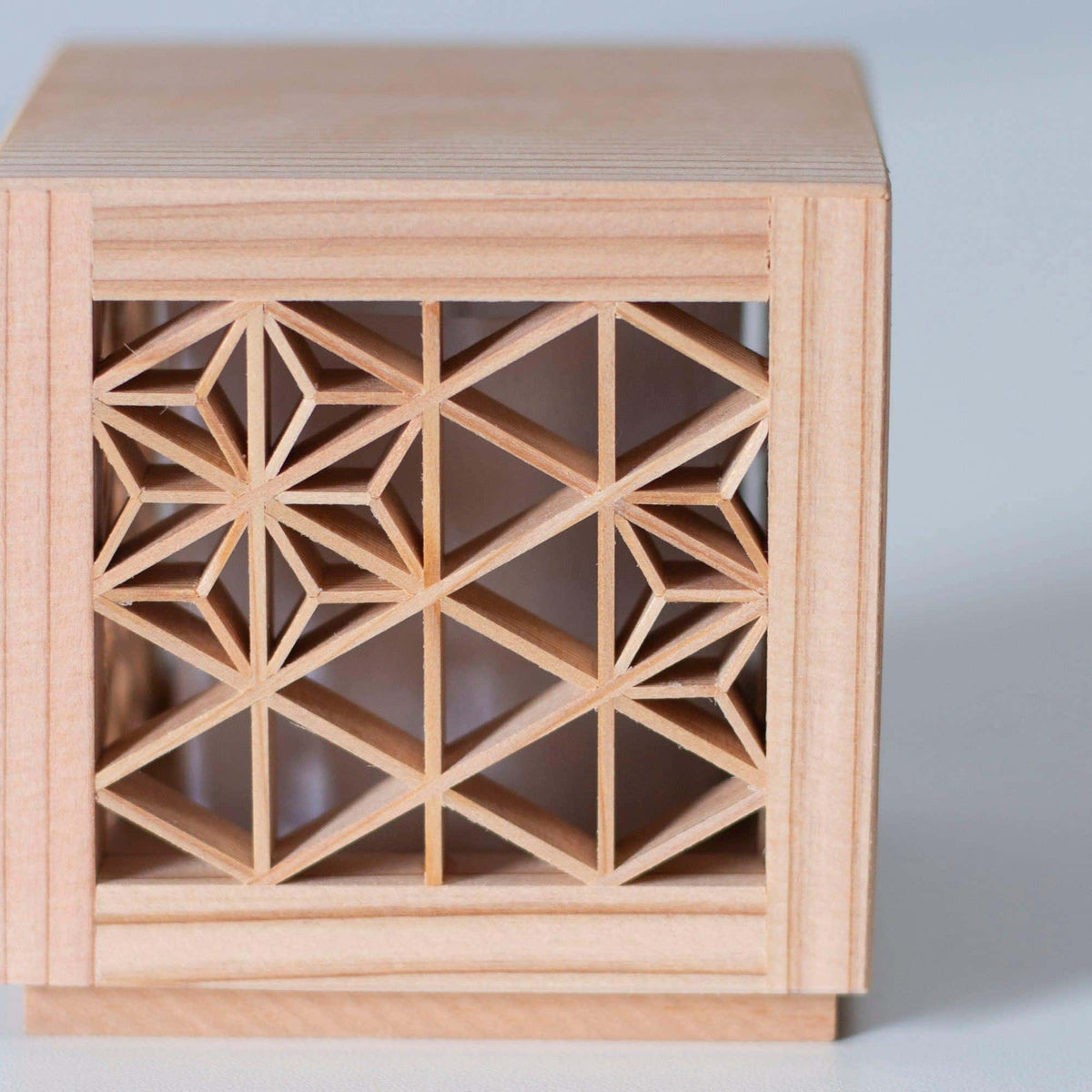 Asanoha pattern of a Japanese kumiko mini lamp.