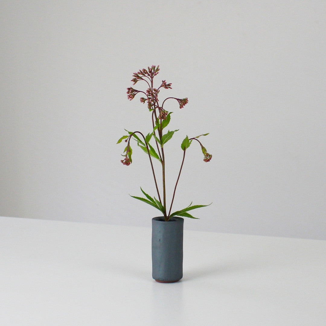 Ikebana flower arrangement with Japanese vase "Kenzan-shin M"