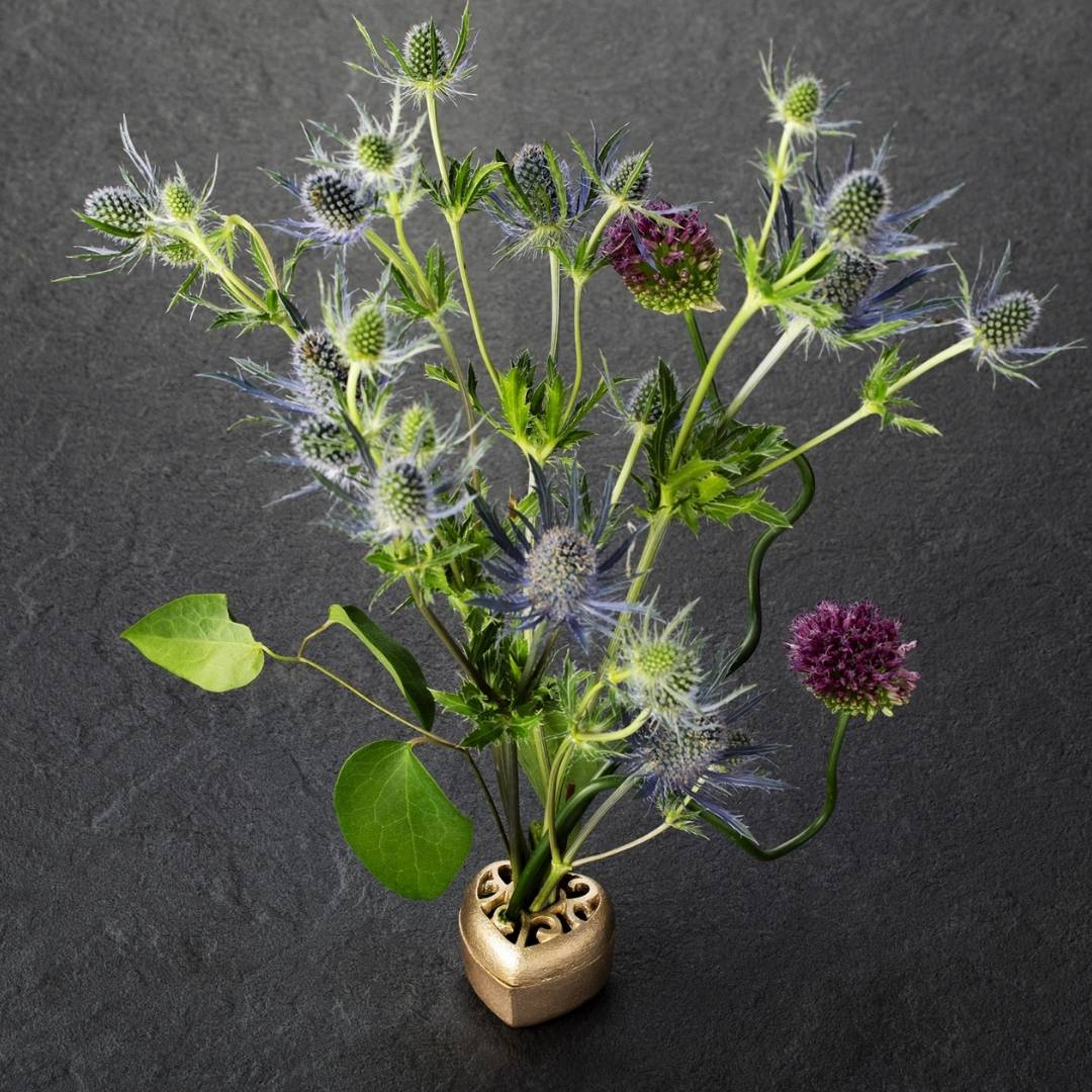 Ikebana flower arrangement with Japanese Pinless Kenzan "Heart" bronze vase for single bloom