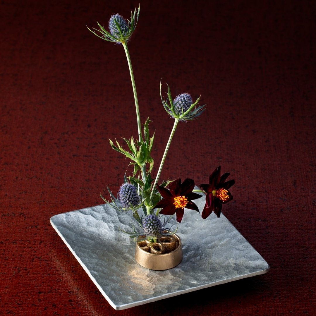 Ikebana flower arrangement using Japanese pinless kenzan Garden S in Japanese vase