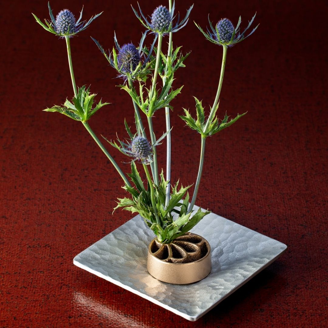 Ikebana flower arrangement using Japanese Pinless Kenzan "Petal" L – Bronze tool for Japanese vases