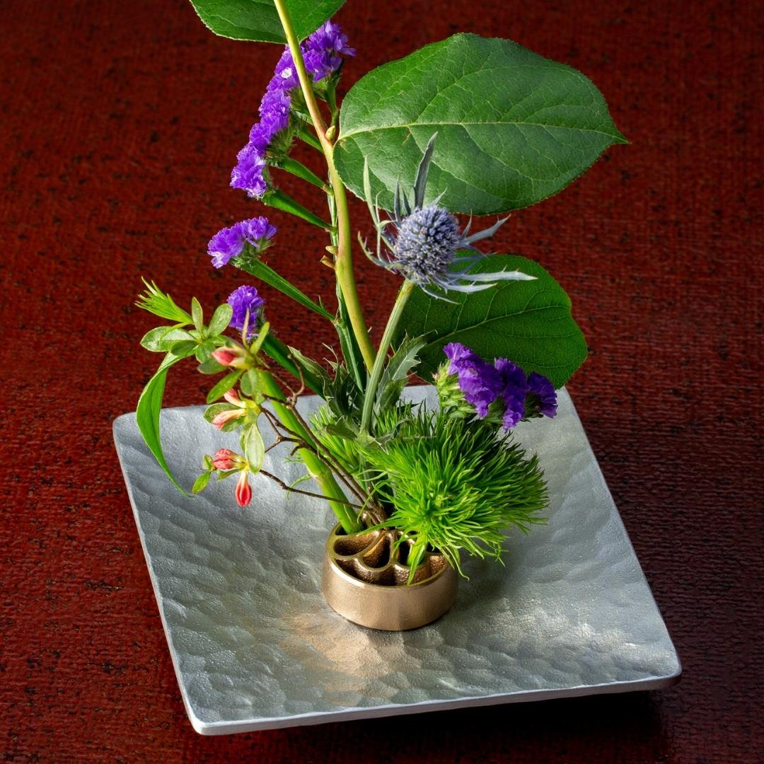 Ikebana flower arrangement with Japanese Pinless Kenzan "Petal" S – Elegant tool for Japanese vases