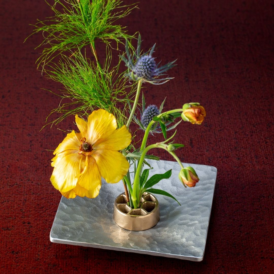 Japanese flower arranging with Japanese Pinless Kenzan "Voronoi" S – Pinless, easy-to-use