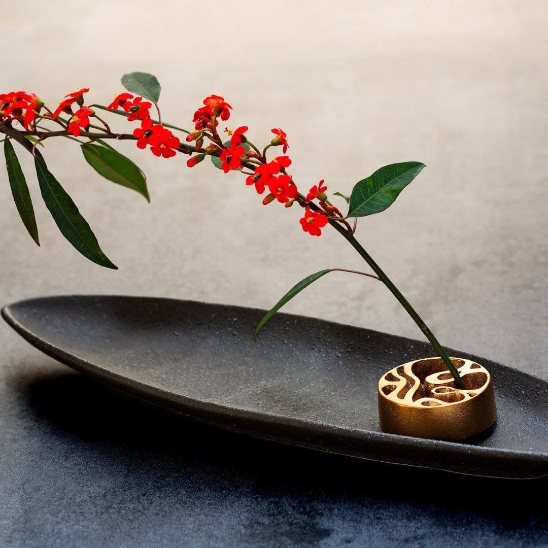 Ikebana flower arrangement using Japanese Pinless Kenzan "the air" with Japanese vases