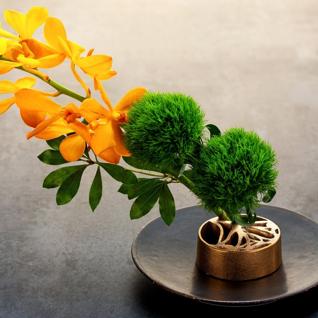 Ikebana flower arrangement using Japanese pinless kenzan the ginkgo in Japanese vase