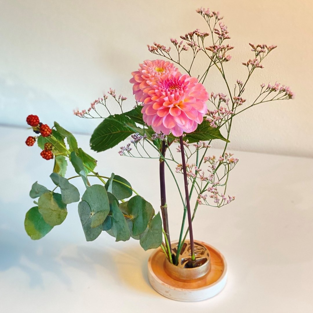 Ikebana flower with Japanese pinless kenzan the ginkgo for Japanese flower arranging