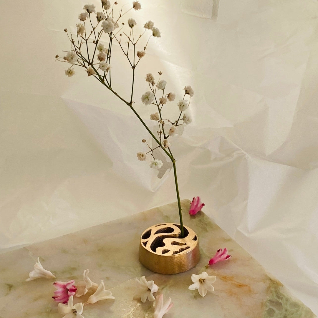 Ikebana flower arrangement using Japanese Pinless Kenzan "the water" in Japanese vase