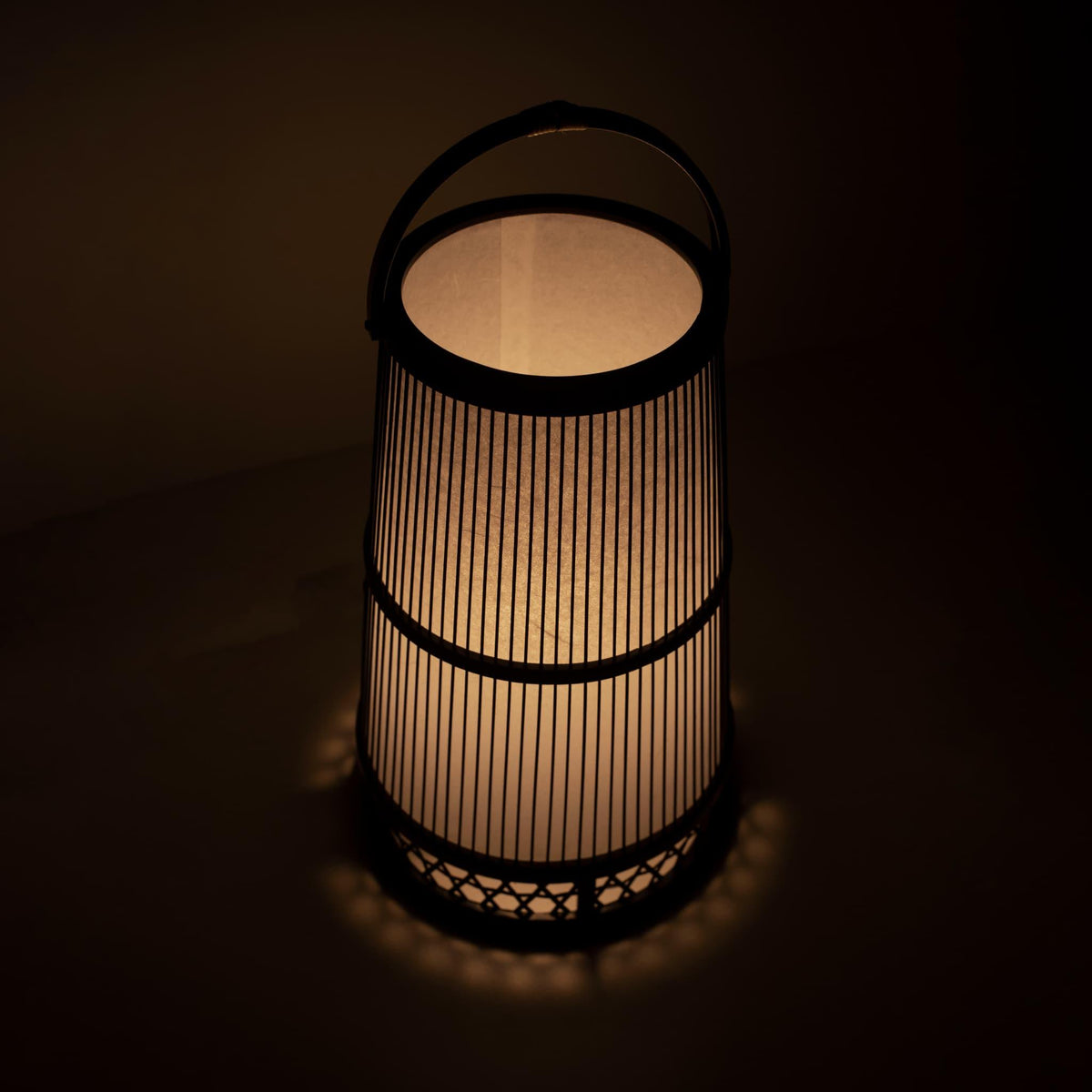 "Japanse lamp vervaardigd met 800 jaar oude Shizuoka bamboe-kunst. Fijne bamboestroken creëren ingewikkelde patronen, die een warm licht werpen door Japans papier."