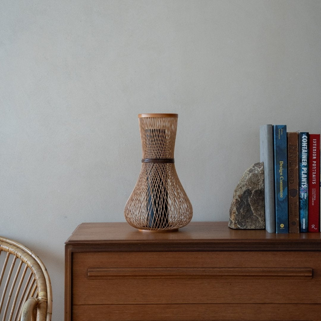 Japansk bambus blomstervase "Fukuju" på en træhylde i Japandi-rum – Stilfuld wabi-sabi blomstervase til ikebana