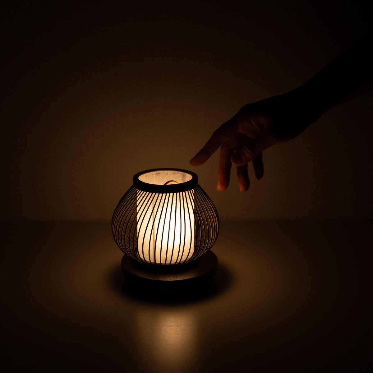 Lampe de table minimaliste fabriquée avec de fines lamelles de bambou, mettant en valeur 800 ans de savoir-faire du bambou de Shizuoka, Japon.