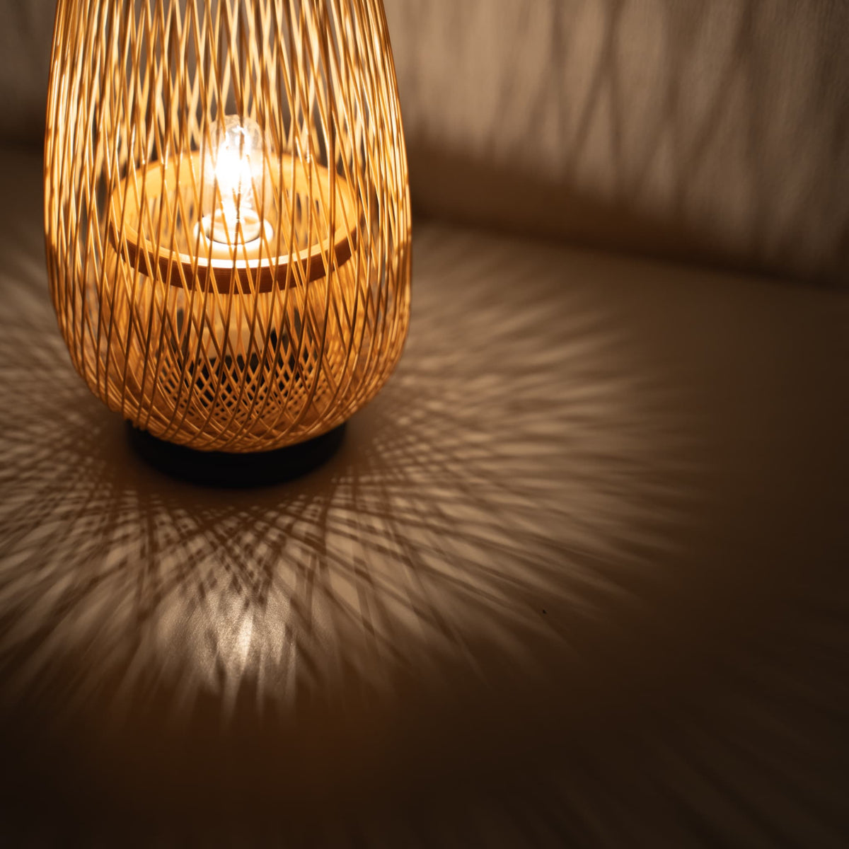 "Japanische Bambus-Tischlampe und Schatten"