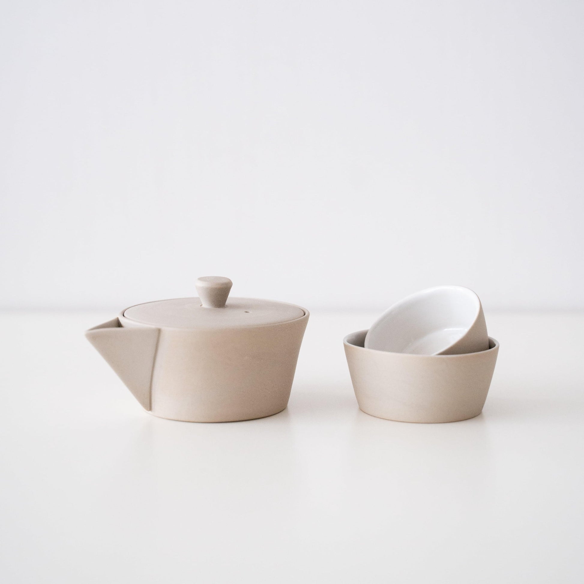 Japanese Banko-yaki nesting tea set with a white teapot and two cups, with a history of several hundred years, presented in a simple paper box.
