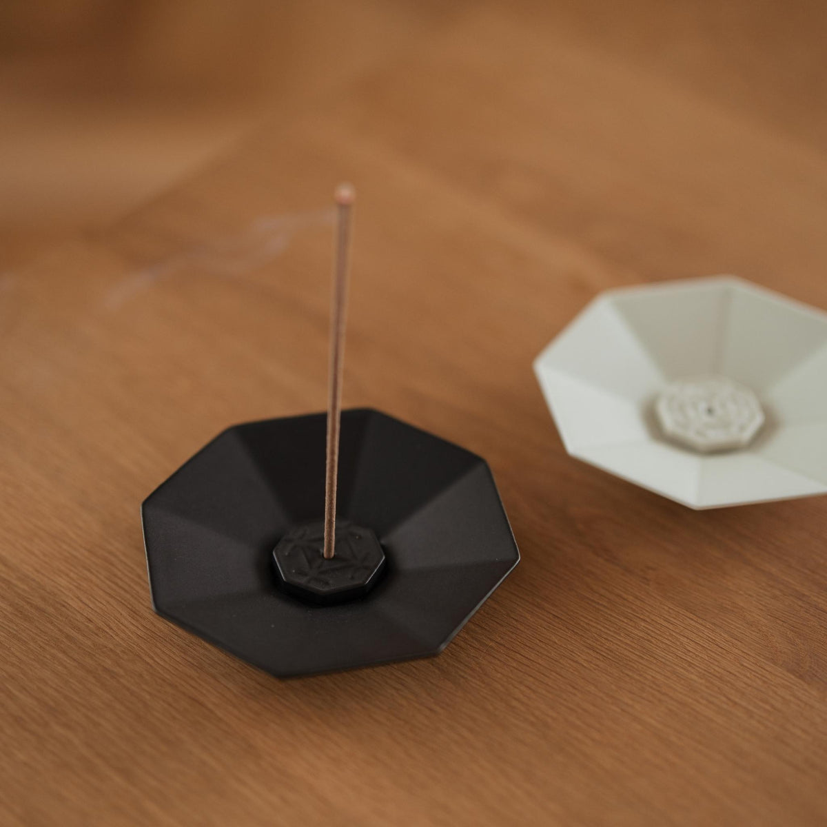 Porte-encens japonais moderne – support en porcelaine noire pour la relaxation et espace pour bougies parfumées