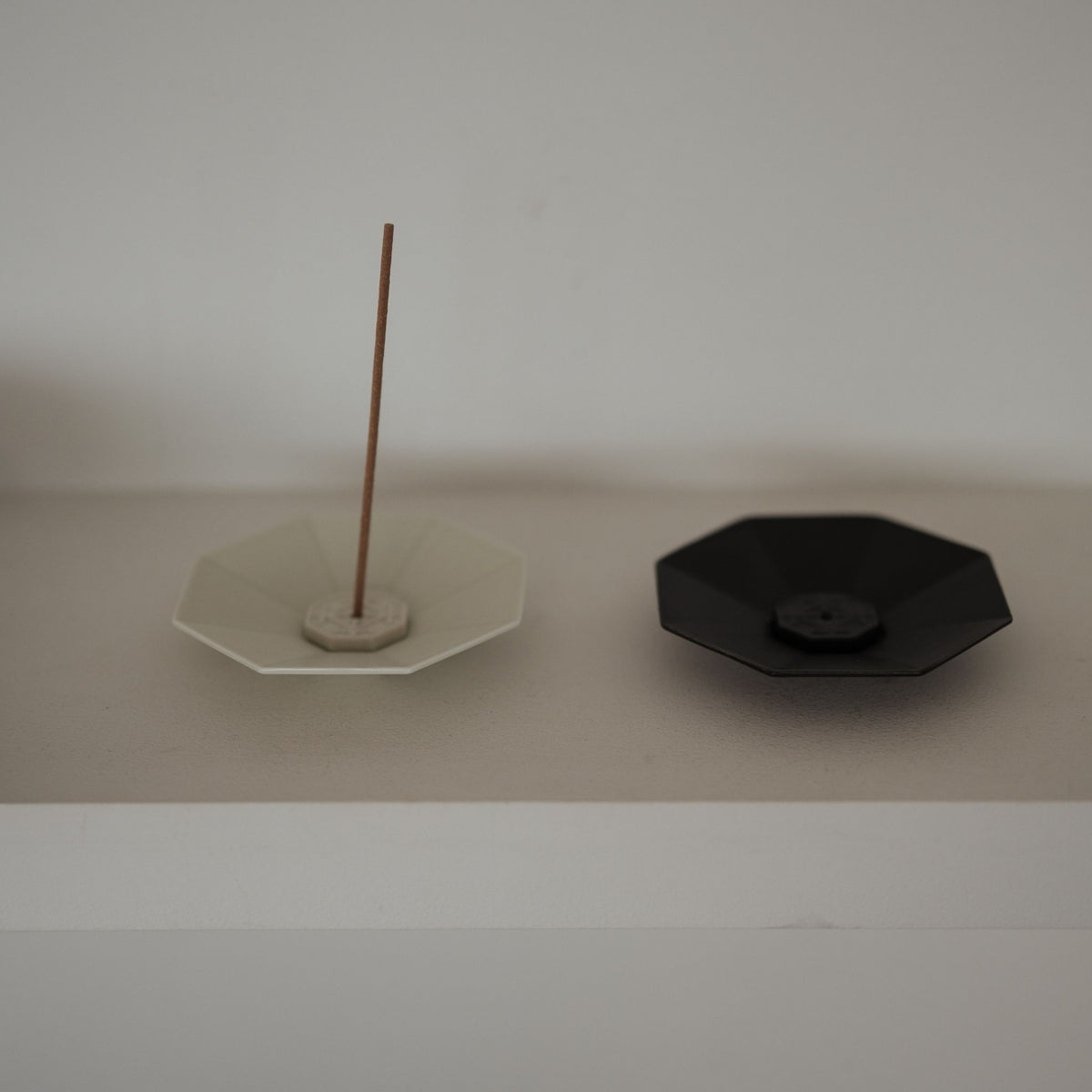 "Assiette à encens japonaise octogonale – Porcelaine d'Arita minimaliste pour la décoration de bougies parfumées japonaises"