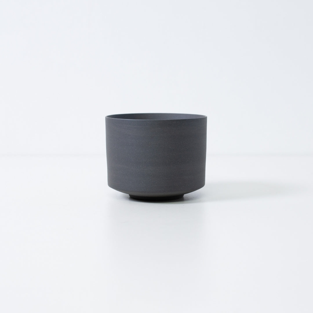 Japansk matcha-skål sort, Banko-keramik chawan håndlavet af jernrig ler til levende grøn te.