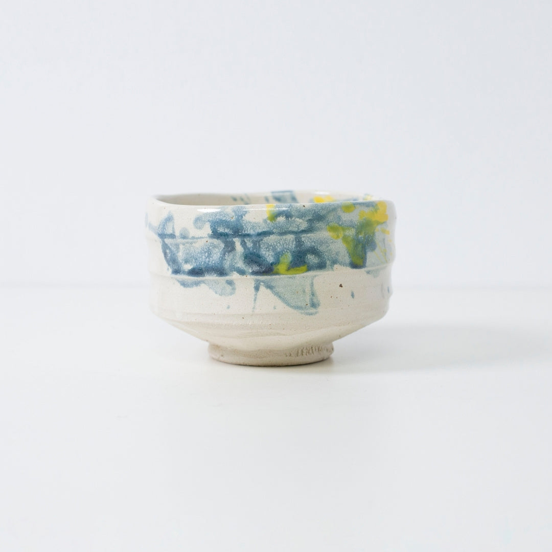 Bol à matcha japonais "Splash" avec glaçure bleu-jaune, inspiré par l'uchimizu frais d'été.