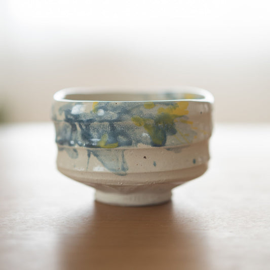 Handcrafted Japanese matcha bowl “Splash” | Shino chawan bowl with blue and yellow glaze design