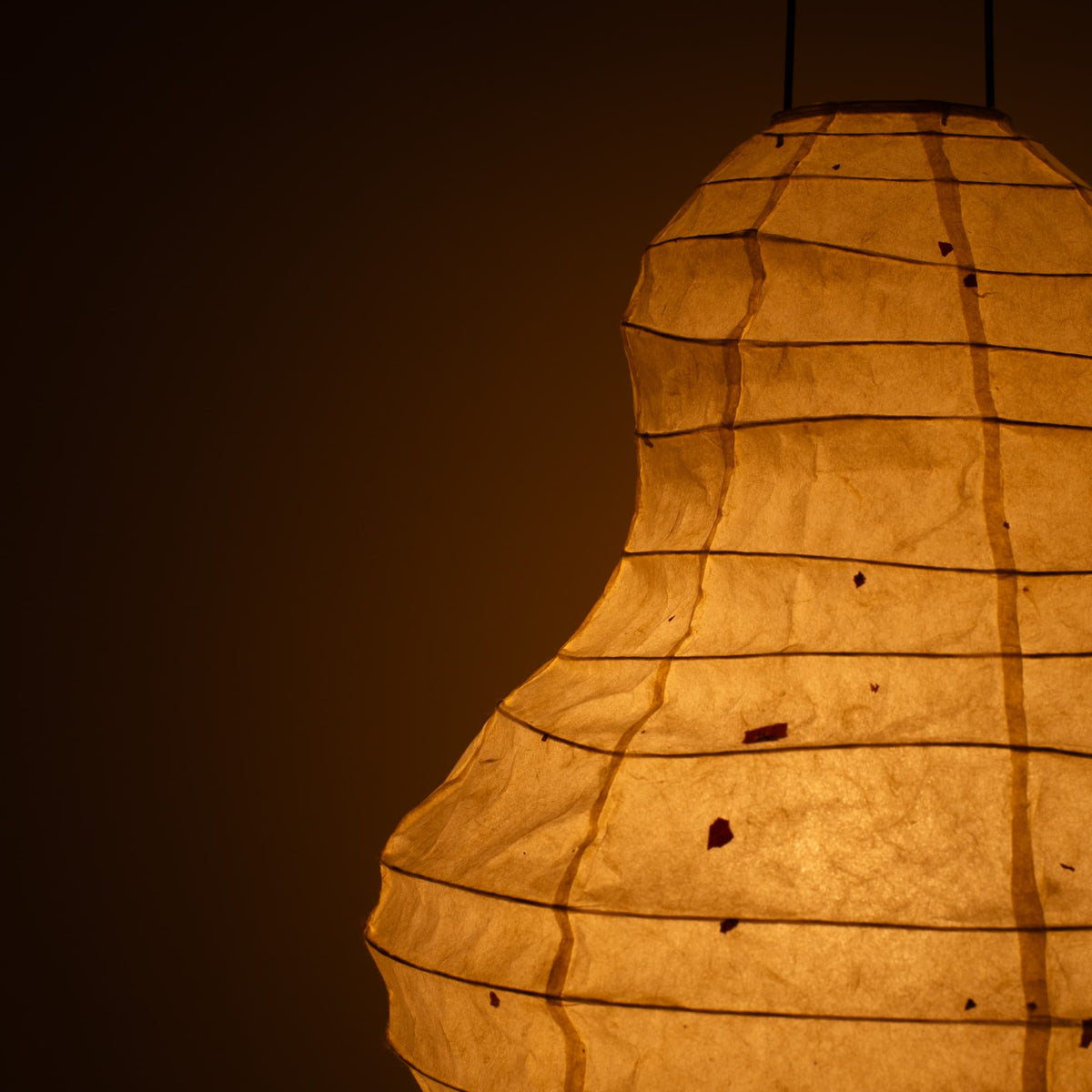 Close-up van een Japanse papieren vloerlamp "Beans Light"