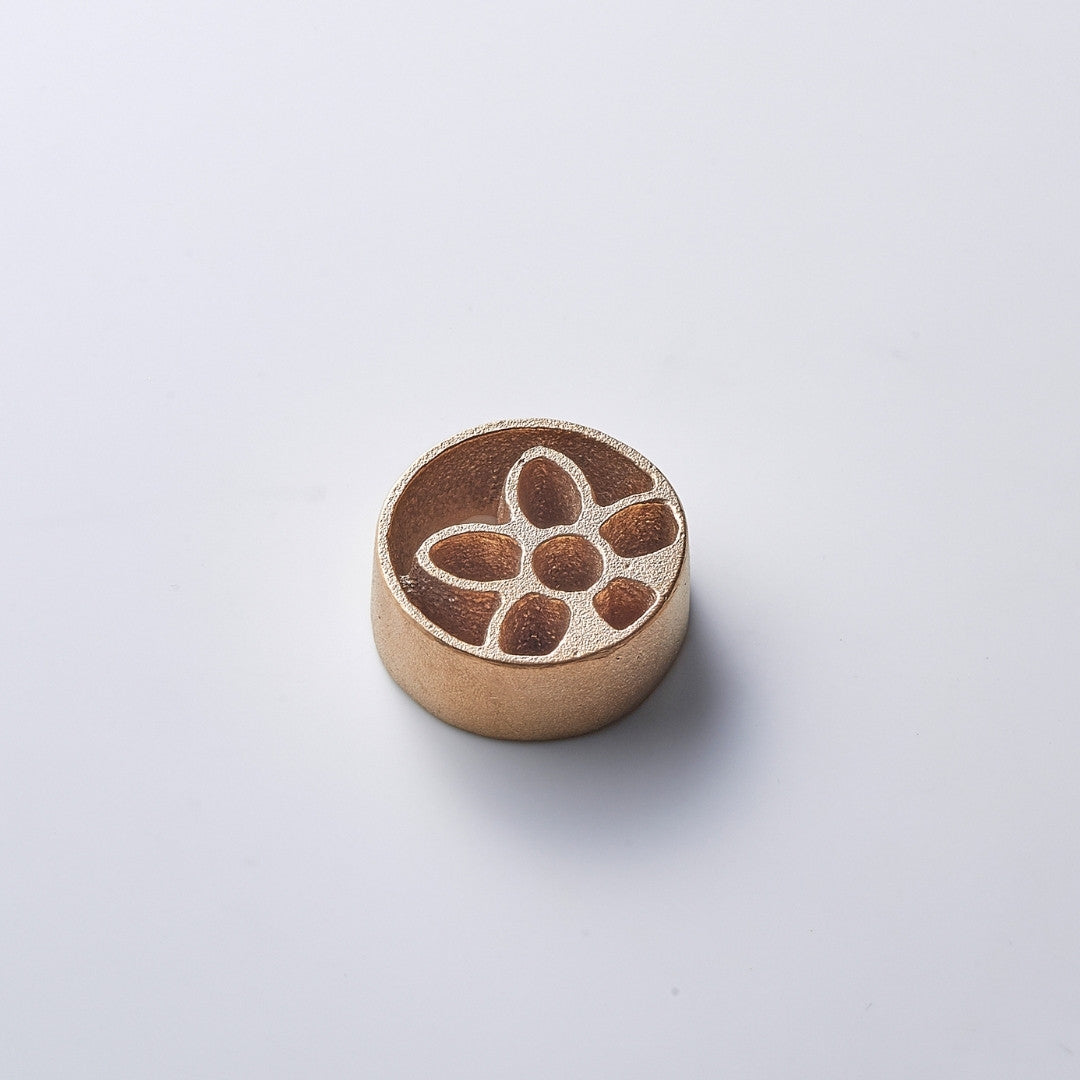 Japanese pinless kenzan Garden S for ikebana flower arrangement and Japanese vases