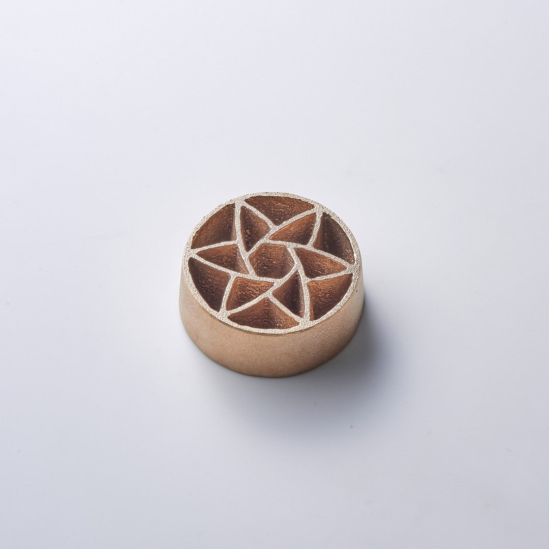 Japanese Pinless Kenzan "Hana" L – Bronze ikebana holder for Japanese flower arranging
