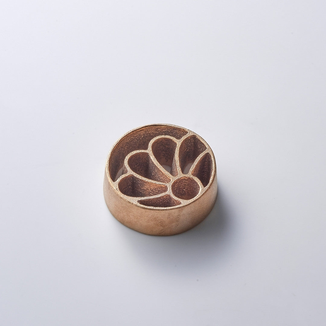Japanese Pinless Kenzan "Petal" L – Bronze ikebana tool for Japanese flower arranging and Japanese vases