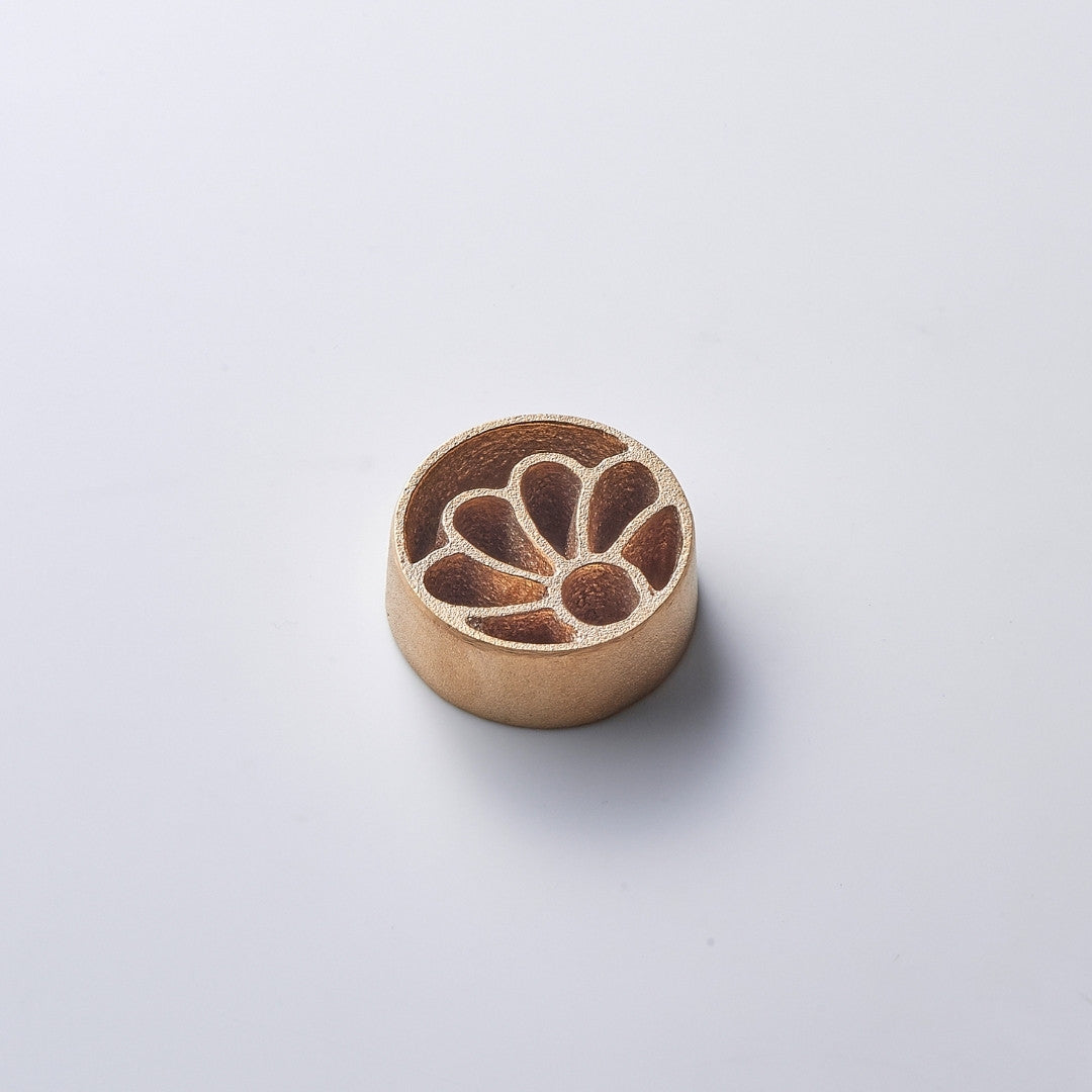 Japanese Pinless Kenzan "Petal" S – Compact ikebana tool for Japanese flower arranging and Japanese vases