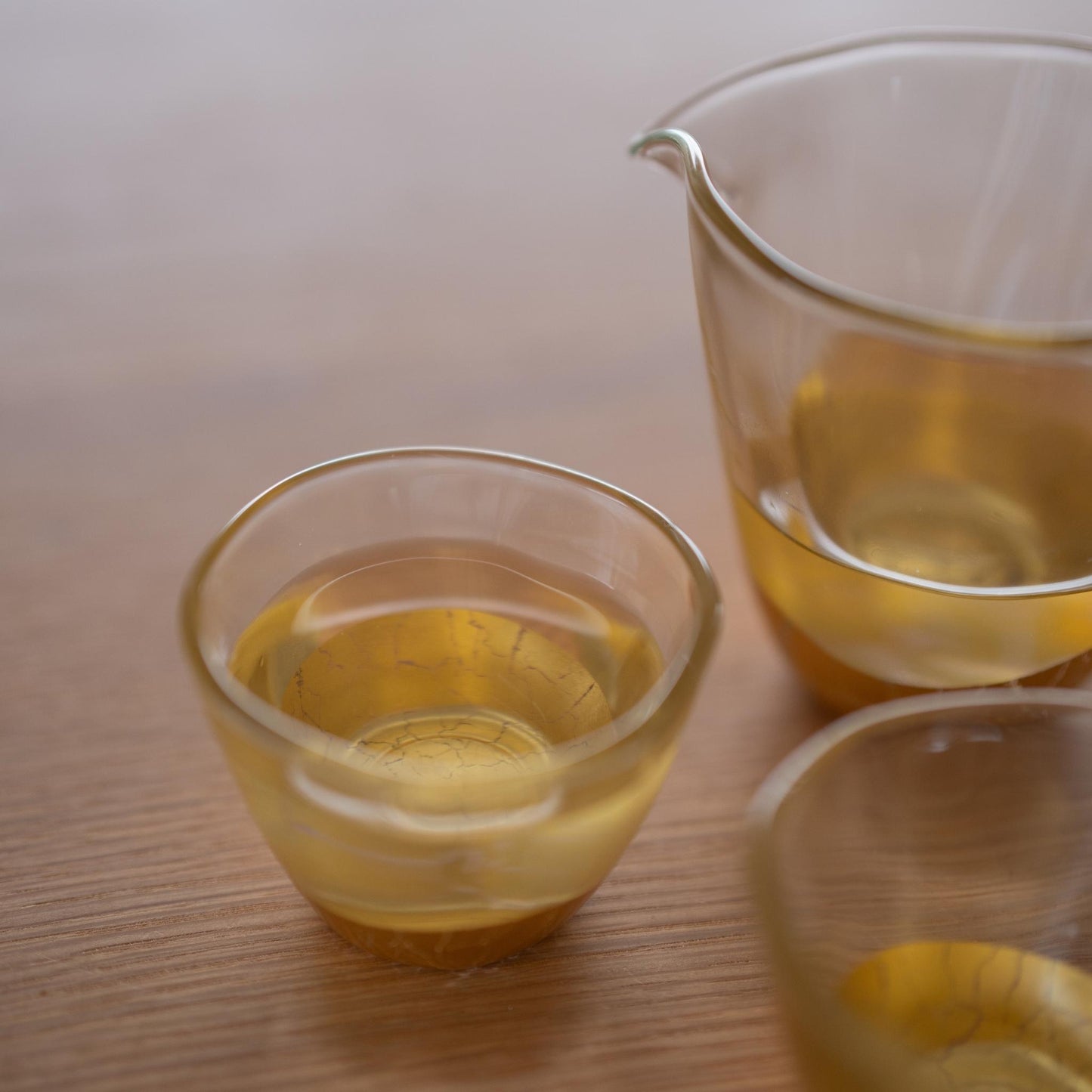 Japanese sake cup set with gold leaf – elegant handcrafted sake cups with crackled design