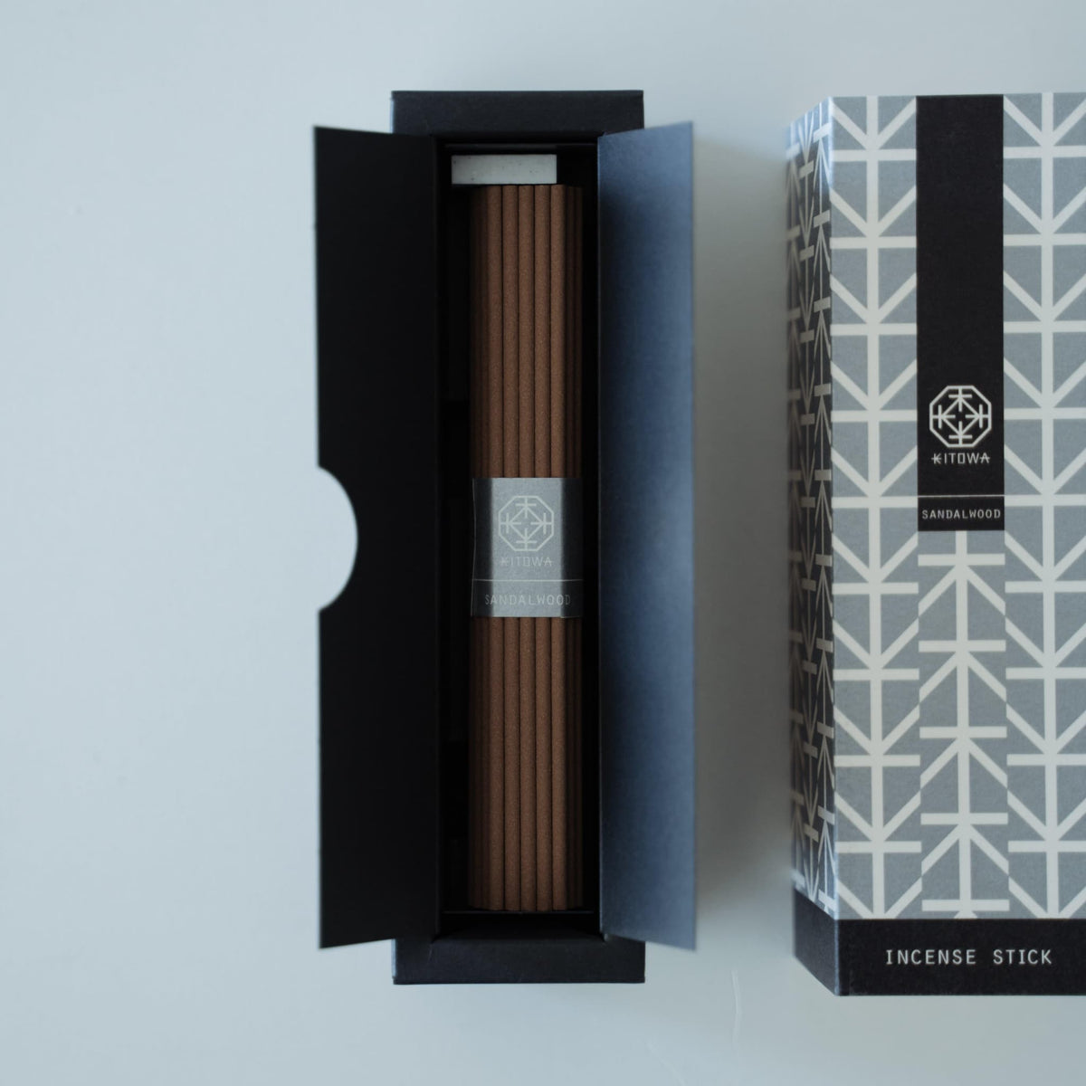 Ein Paket duftender Sandelholz-Räucherstäbchen in minimalistischem Design.