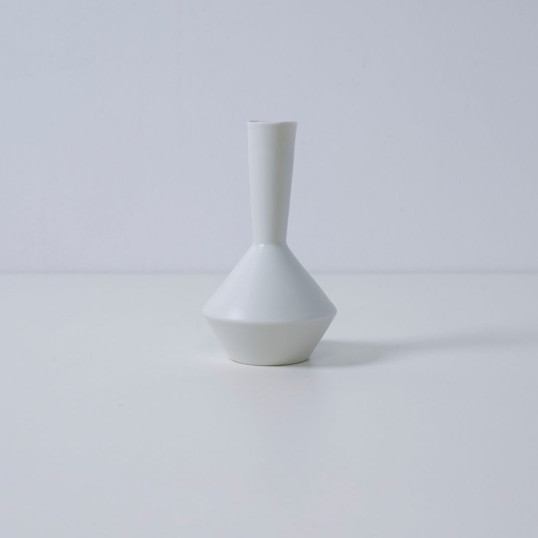 White Japanese single flower vase “Frustum” – porcelain Mino ware vase for ikebana display