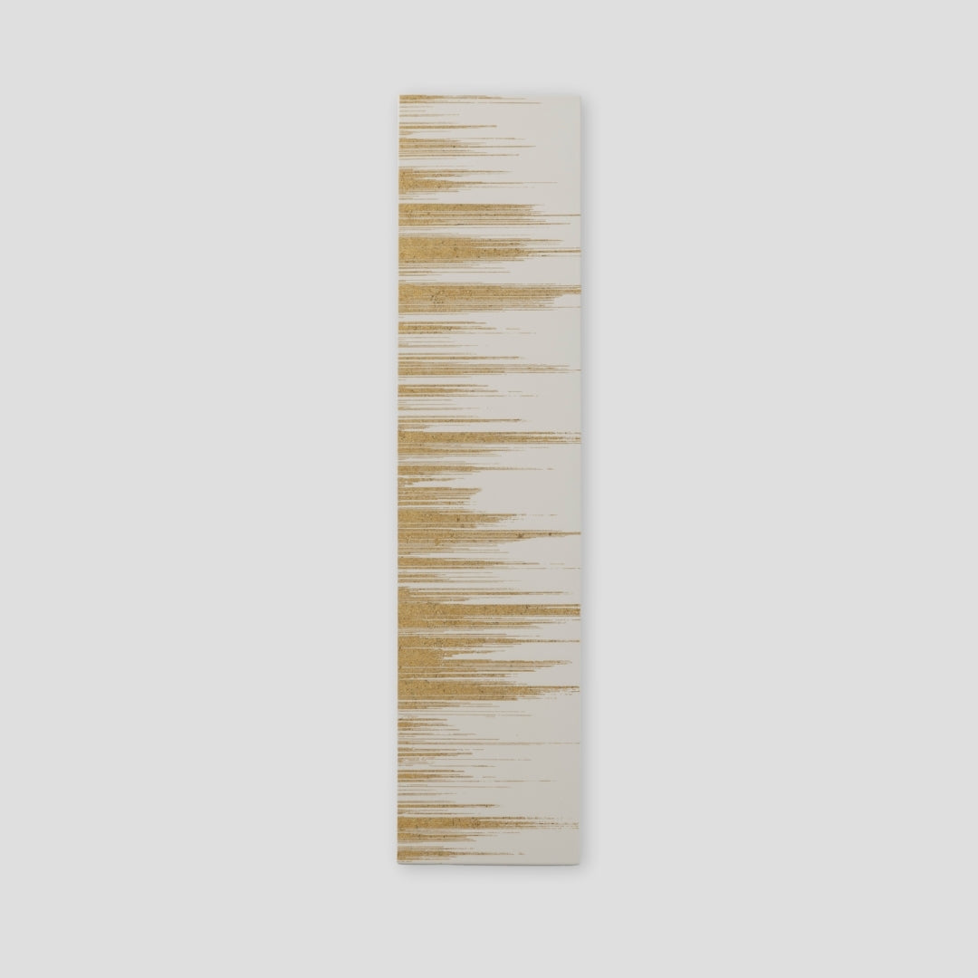 "Japanische Wandkunst „Kushibiki“ weiß klein – Wabi-Sabi-Wanddeko mit dezentem Messingmuster"