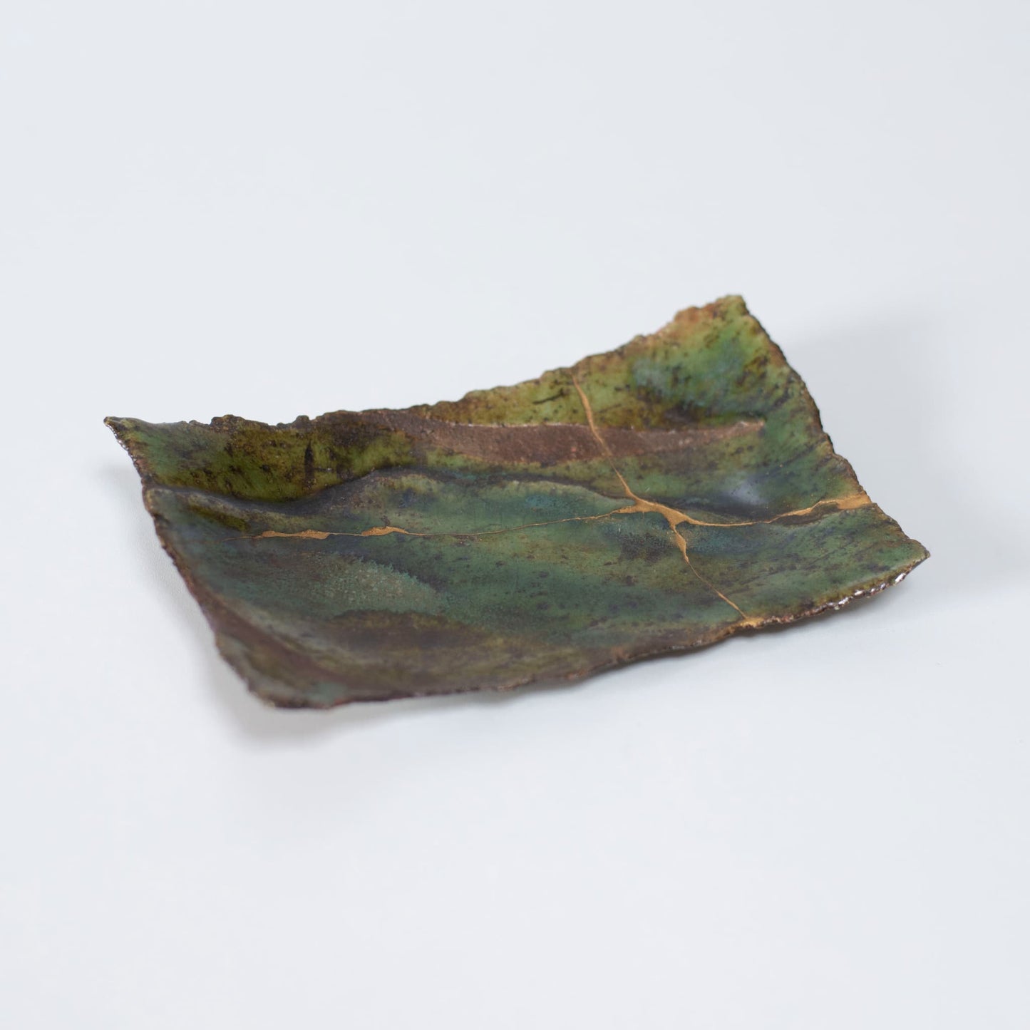 Kintsugi Plate "Oribe" Deep Green 01, showcasing its elegant design