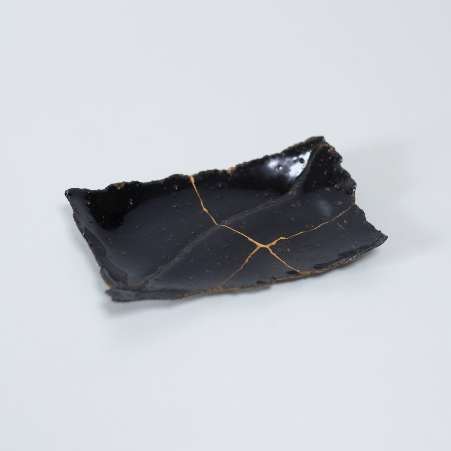 Top view of Kintsugi Plate "Tenmoku" Black 01, showcasing its elegant design