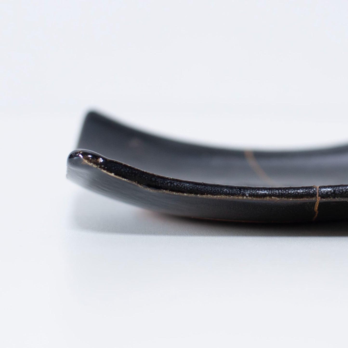 Close-up of the side profile of Kintsugi Square Plate "Jet Black Lighting" 01, highlighting the texture.