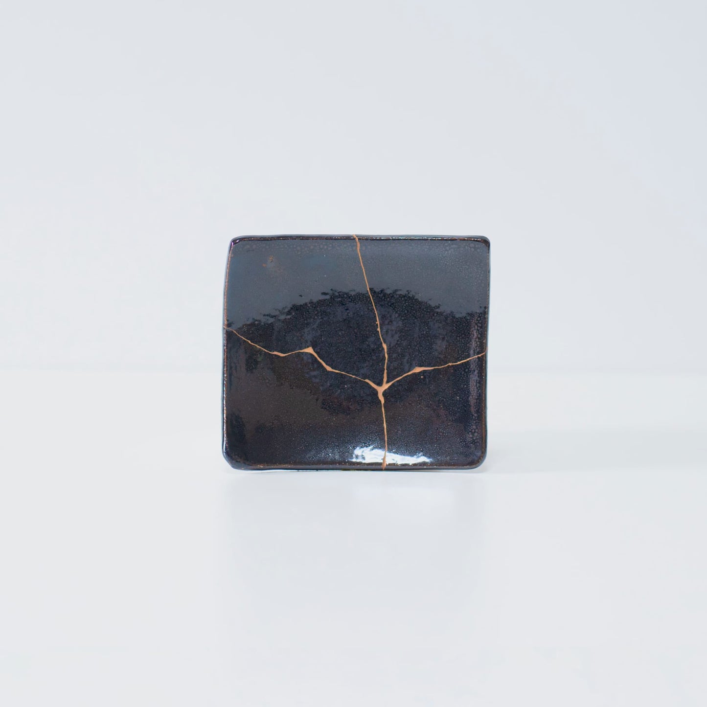 Side view of Kintsugi Square Plate "Jet Black Lighting" 01 in a white background