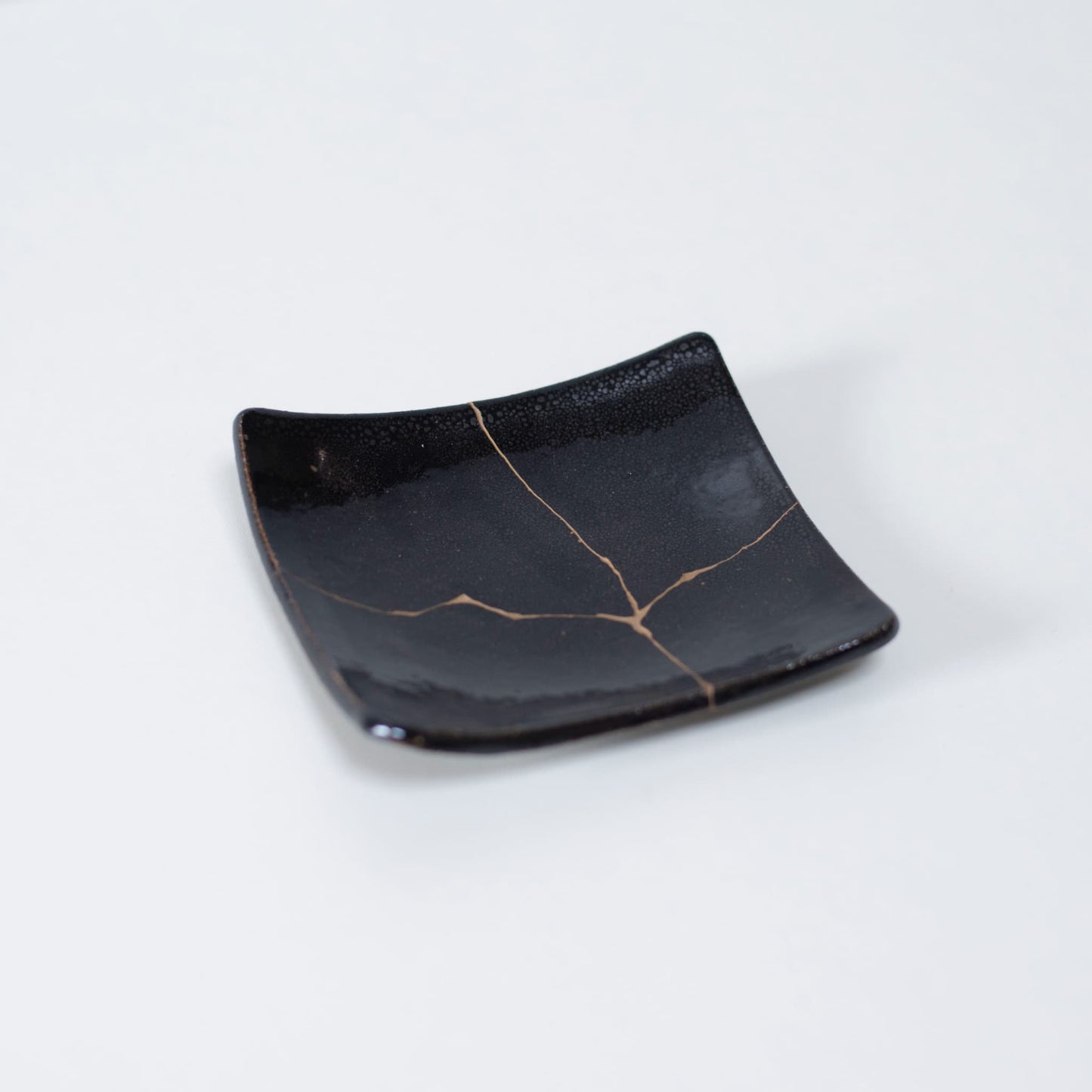 Top view of Kintsugi Square Plate "Jet Black Lighting" 01, showcasing its elegant design