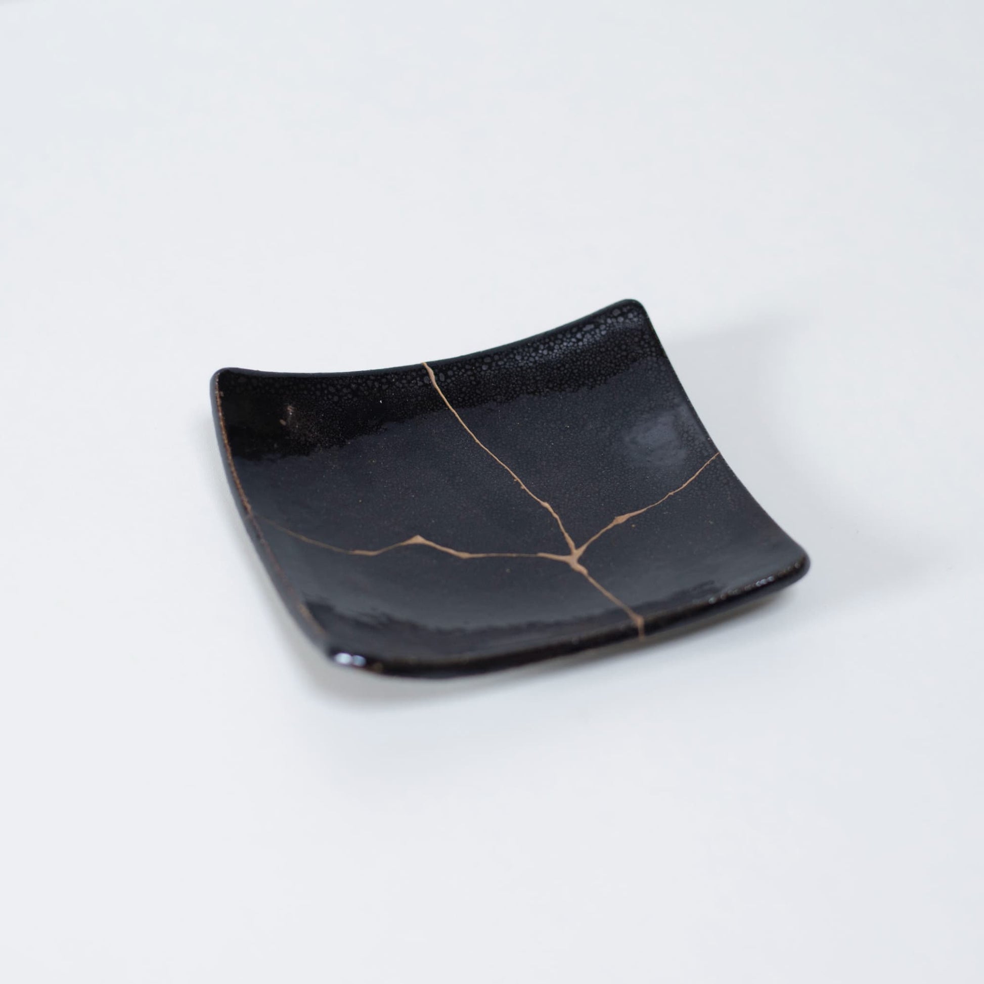 Top view of Kintsugi Square Plate "Jet Black Lighting" 01, showcasing its elegant design
