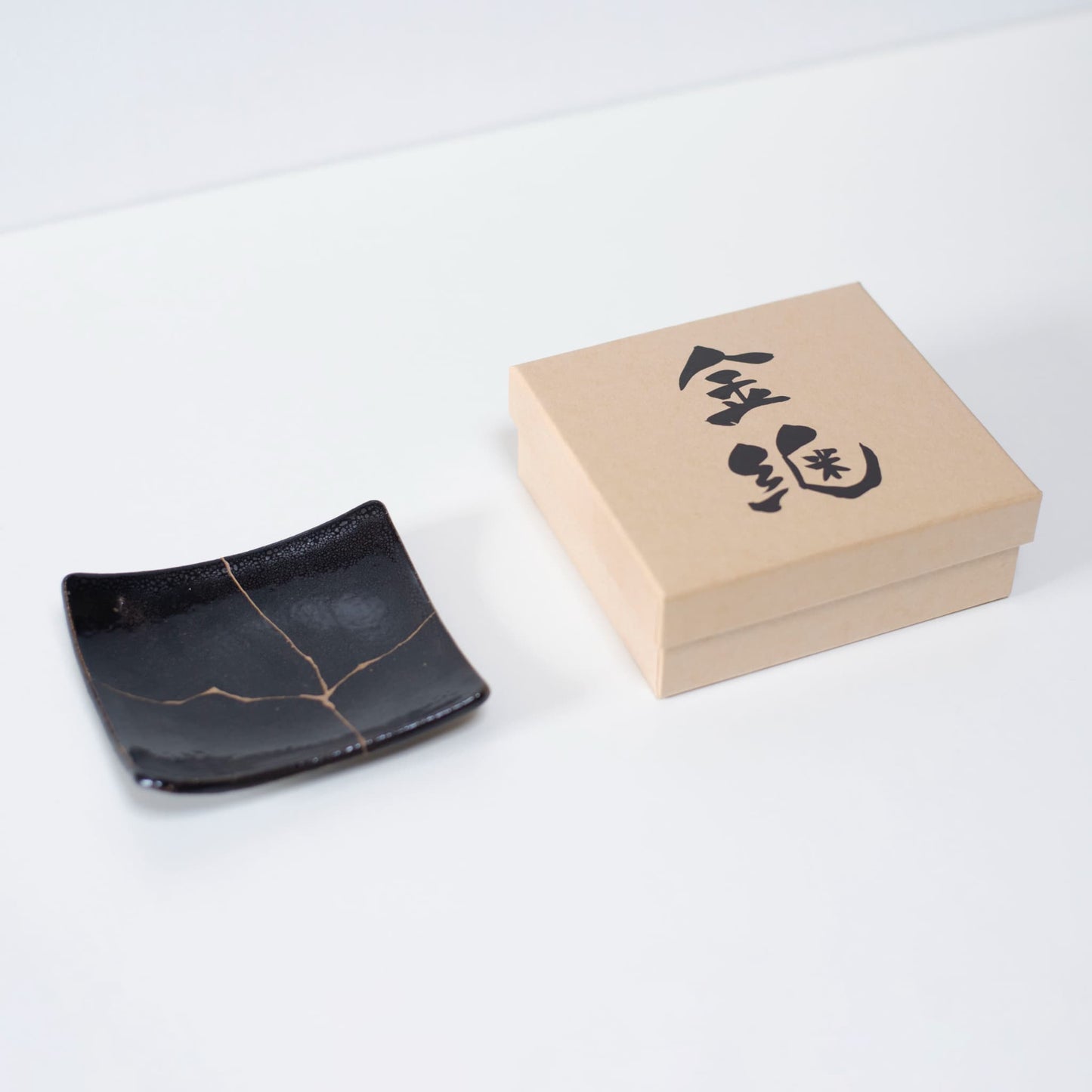 Kintsugi Square Plate "Jet Black Lighting" 01 presented with a case, top view.