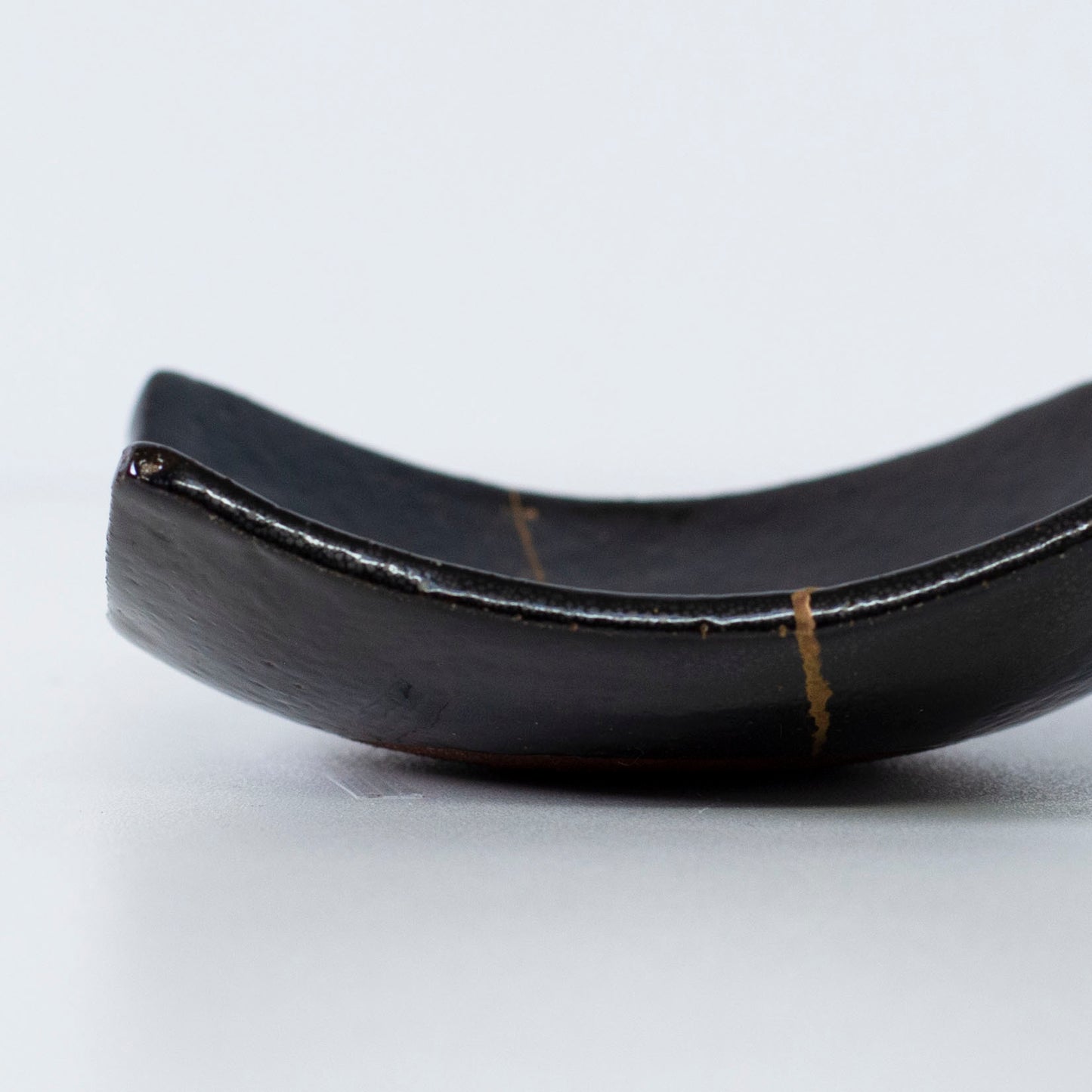 Close-up of the side profile of Kintsugi Square Plate "Jet Black Lighting" 03, highlighting the texture.